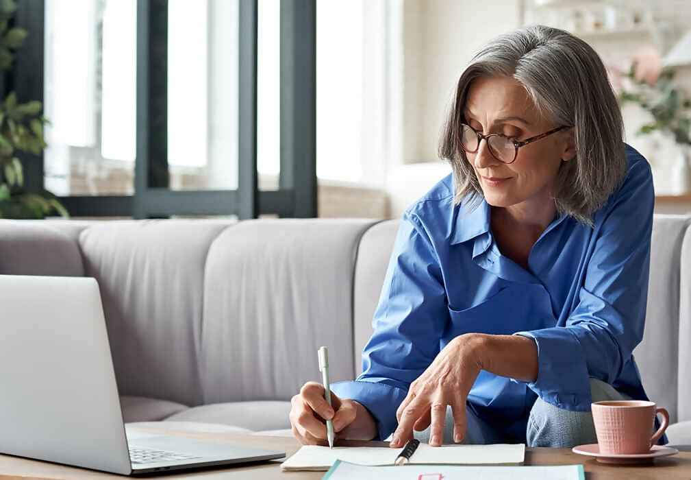 Donna che ricerca opzioni d'investimento sul suo laptop
